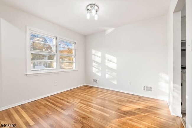 Building Photo - 19 Cooper Dr