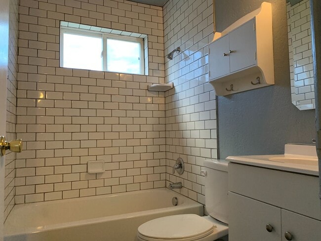 Building Photo - 4 Bedroom/2 Bathroom Home in Salt Lake City