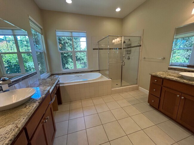 Building Photo - Luxurious and Spacious 5 Bedroom in Gilroy