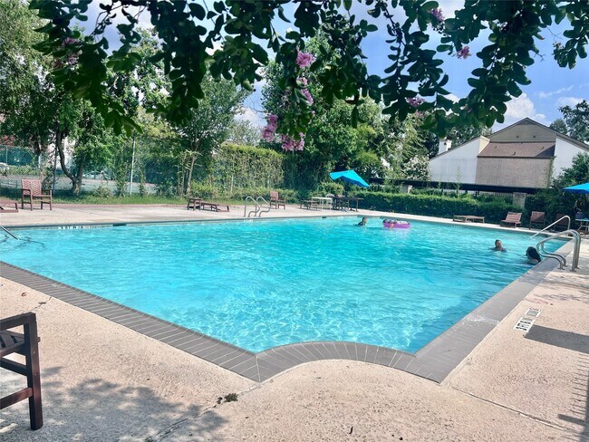 Building Photo - 10047 Westpark Dr