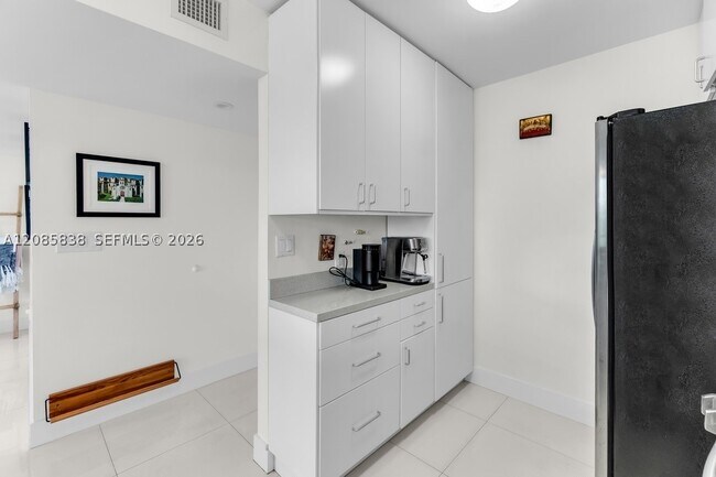 Building Photo - 1600 S Bayshore Ln