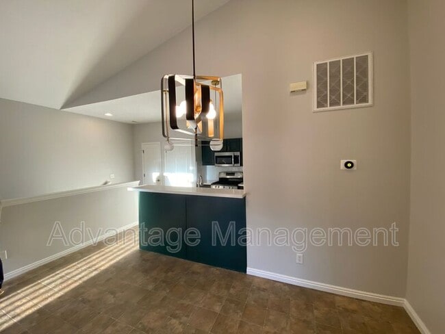 Building Photo - 1077 Canyon Meadow Dr