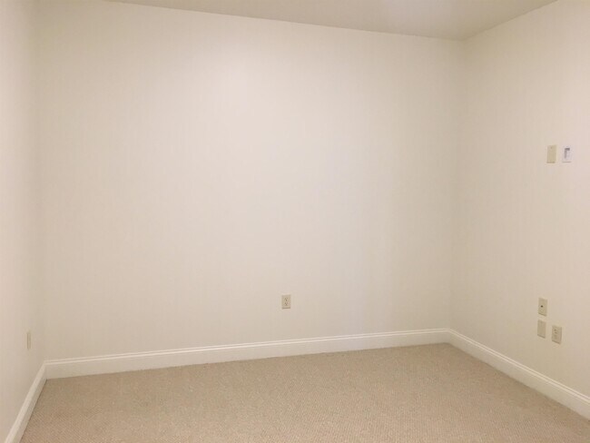 Building Photo - 875 Elm St