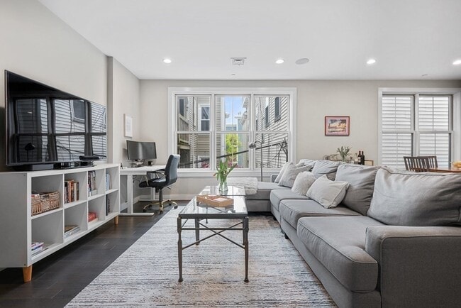 Building Photo - 309 E St