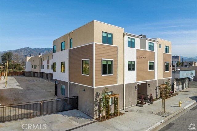 Building Photo - 4251 E Live Oak Ave