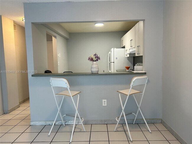 Building Photo - 1250 NE 125th St