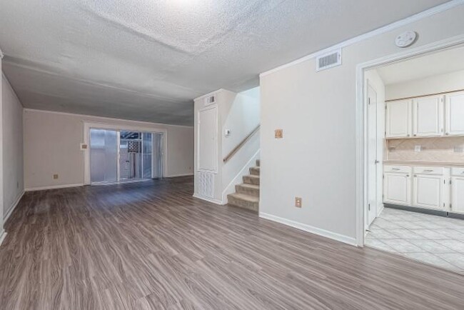 Building Photo - 8450 Ariel St