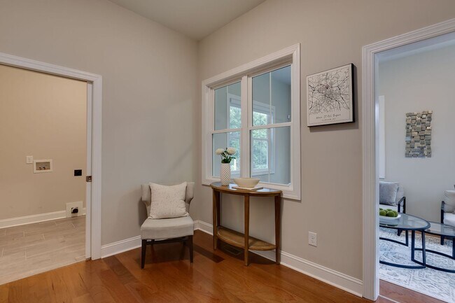 Building Photo - Spacious Beautiful 5 Bedrooms House with a Fenced-In Backyard