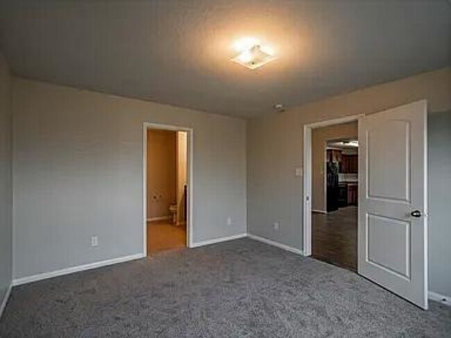 Building Photo - 976 Lake View Cir W