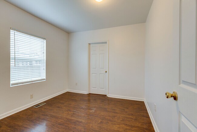 Building Photo - 712 45th Ave N