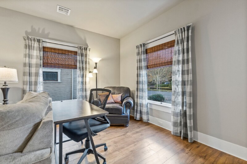 Building Photo - 925 SW Walnut St