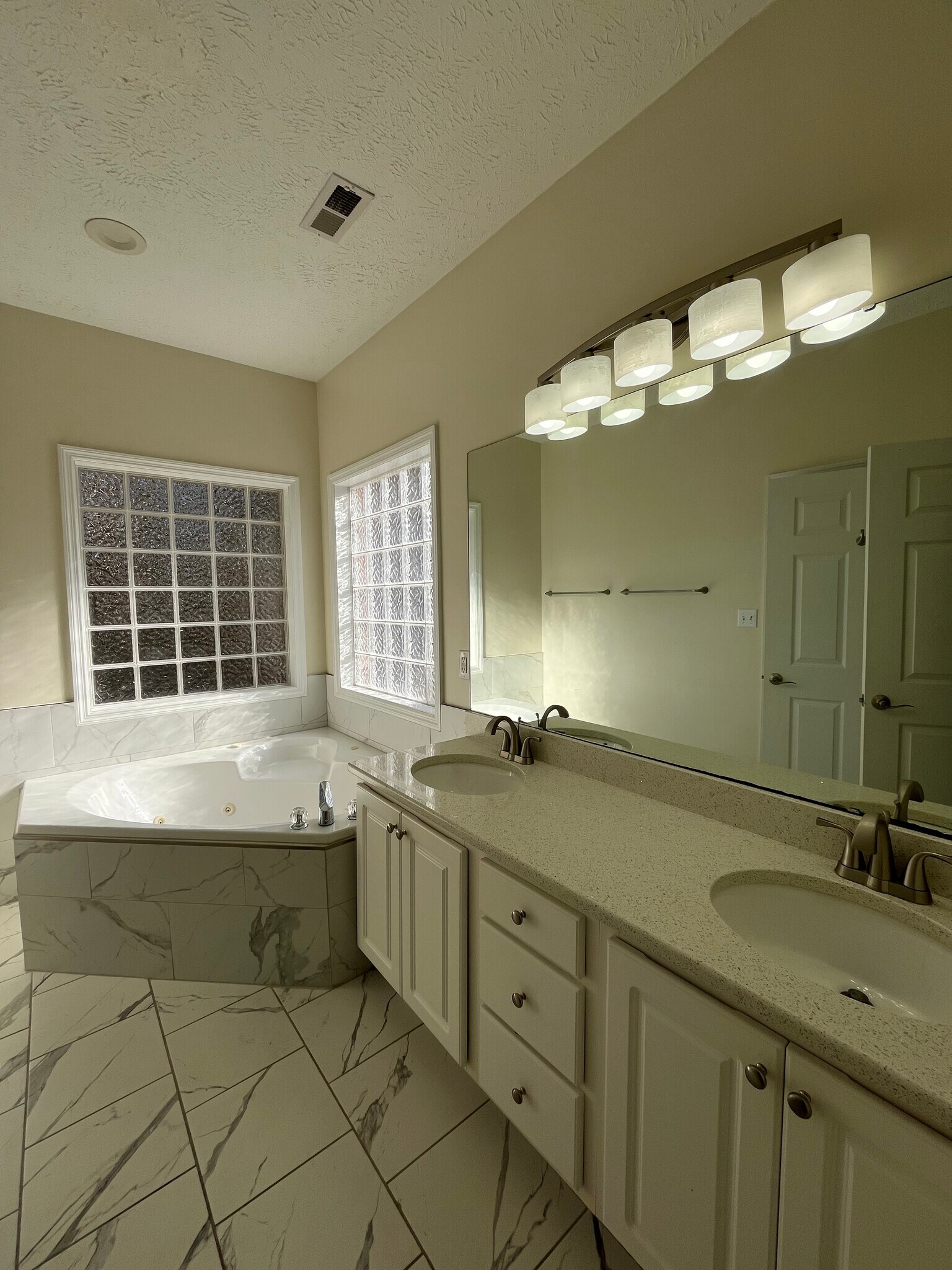 Building Photo - 532 Lionshead Rd