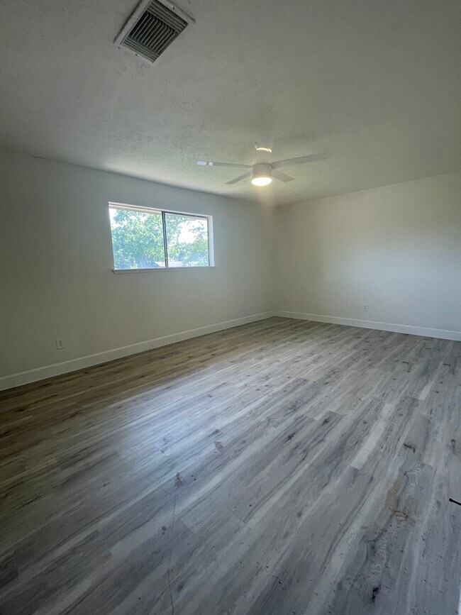 Building Photo - 3014 Edgewood Dr