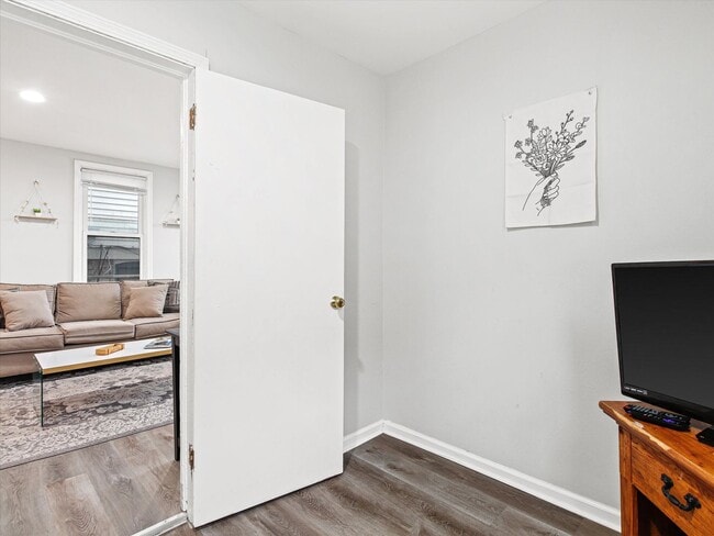 Building Photo - Updated 3 Bed / 1 Bath Duplex — Lower East Side Milwaukee