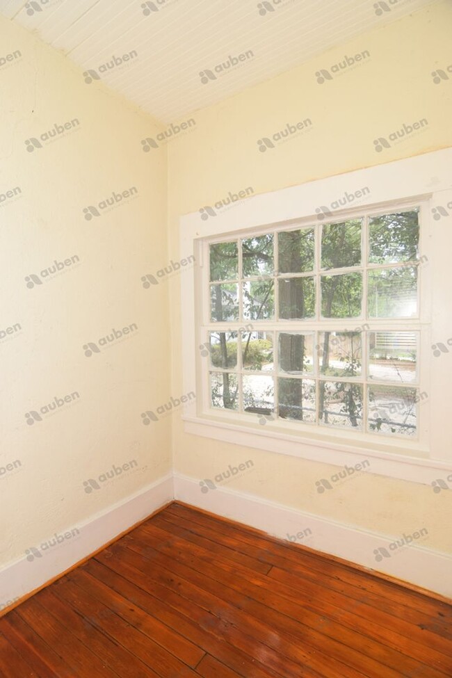 Building Photo - COMING SOON!!! 2 Bedroom House Near VA Med...