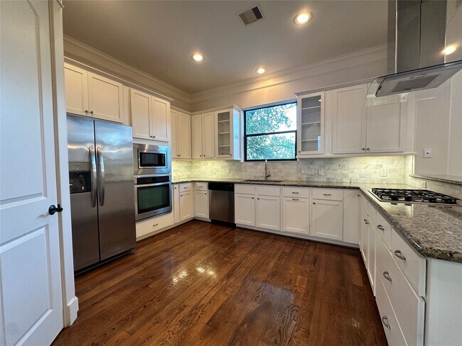 Building Photo - 615 W 27th St