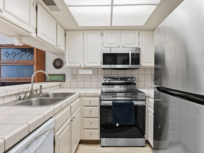 Building Photo - Unique fully furnished one bedroom condo i...