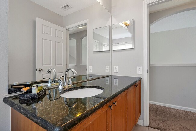 Building Photo - 8157 Sun Palm Dr