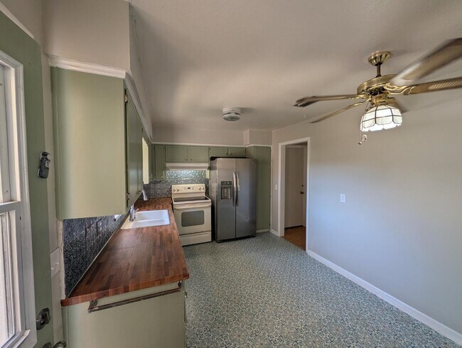 Building Photo - 2834 Woodland Dr