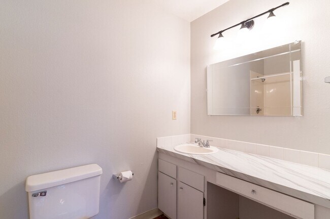 Building Photo - SPACIOUS 3 BEDROOM CONDO! CONVENIENT LOCATION!