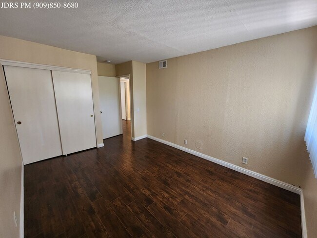 Building Photo - Fullerton 3 Bedroom Townhouse