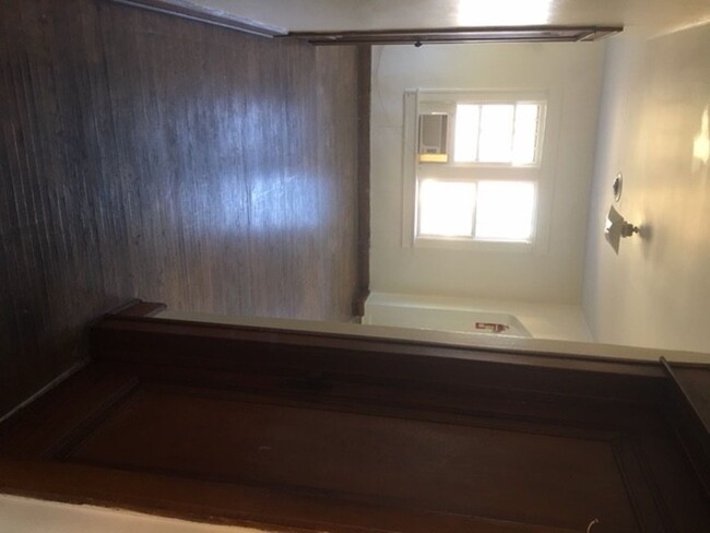 Building Photo - 1 bed/1 bath APT just south of downtown