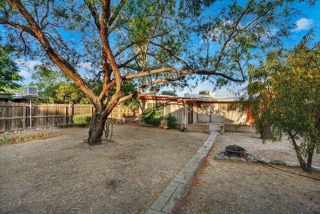 Building Photo - Radiant East Tucson Retreat: Bright 2-Bed with Large Private Backyard