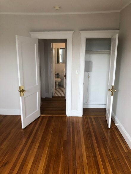 Building Photo - 121 Park Dr