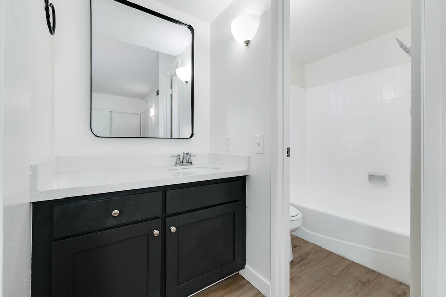 Building Photo - 1138 N Valley St