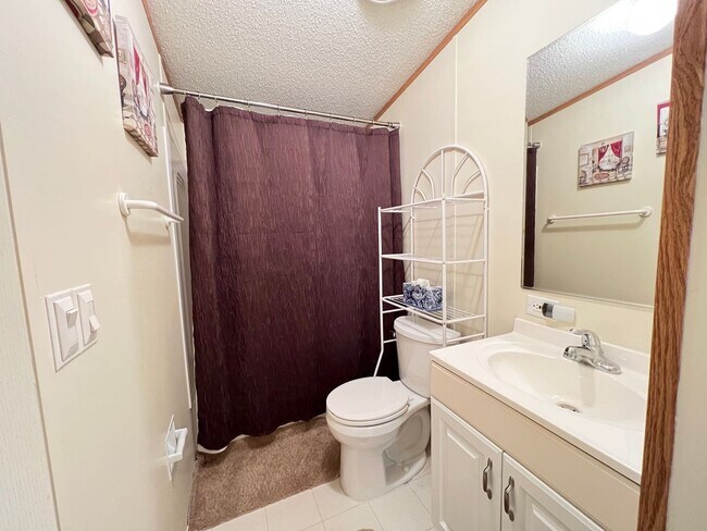 Building Photo - Fully Furnish with a relaxing LAKE access!