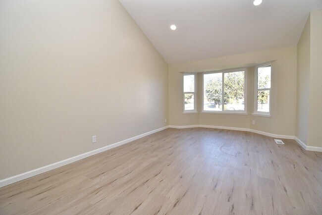 Building Photo - COMING SOON | $4,090 / 4 BR - GORGEOUS REMODELED PARKMONT HOME IN CENTRAL FREMONT