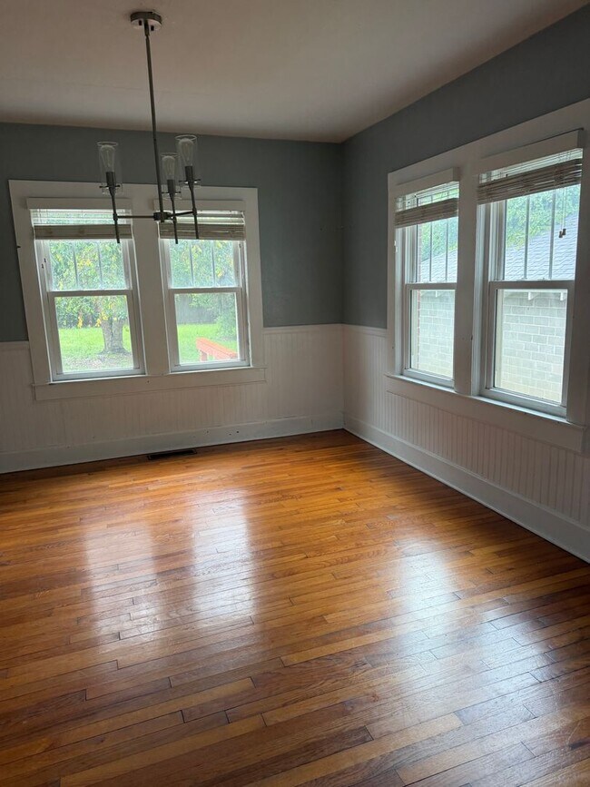Building Photo - Beautiful 3 bedroom home with large backyard