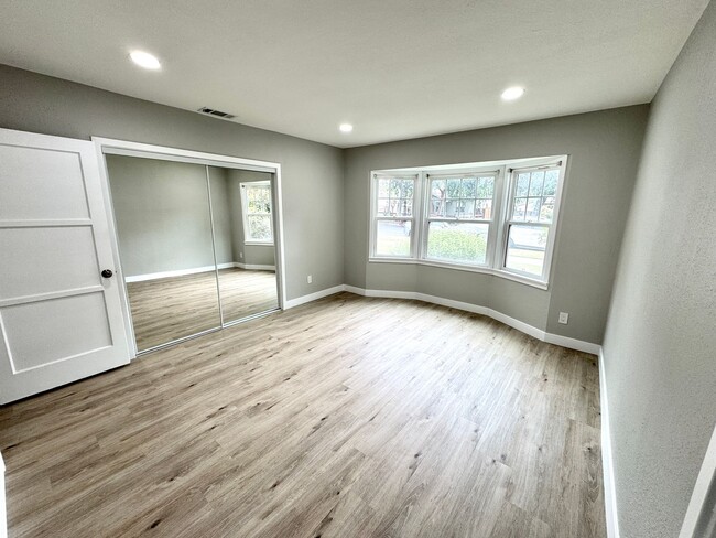 Building Photo - Charming 2 Bedroom Home Near Olivedale Par...