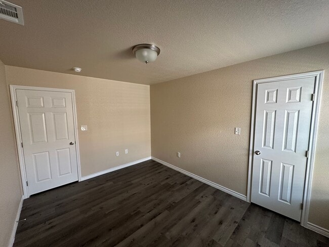 Building Photo - AVAILABLE NOW! (SECTION 8 ACCEPTED)