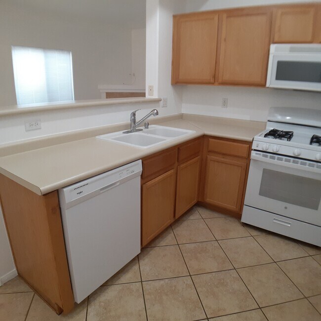 Kitchen - 2305 W Horizon Ridge Pky