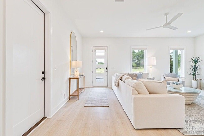 Building Photo - 68 Sarah St