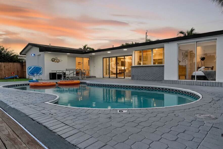 Building Photo - 2365 NE 195th St