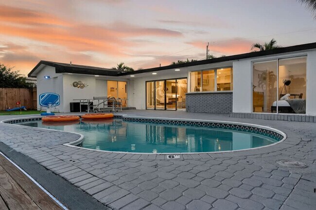 Building Photo - 2365 NE 195th St