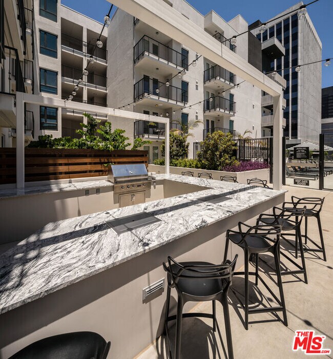 Building Photo - 687 S Hobart Blvd