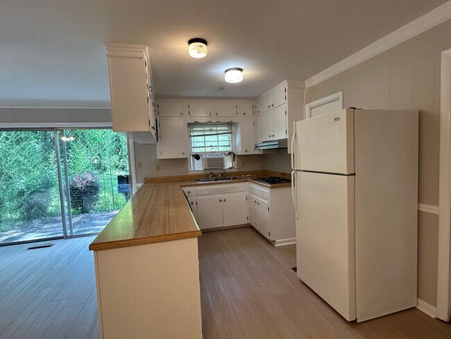 Building Photo - 1504 Cloverdale Road **MOVE IN SPECIAL**