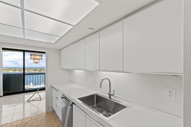 Building Photo - 123 Lakeshore Dr