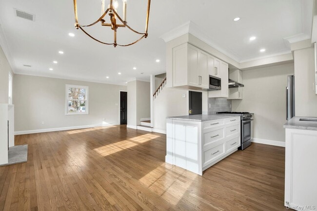 Building Photo - 2 Bayview Ct