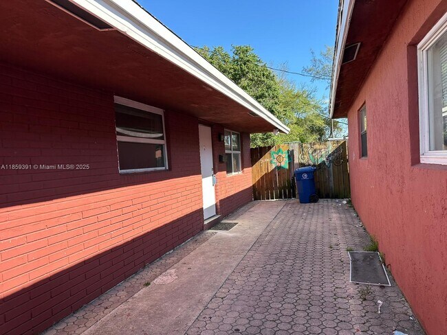 Building Photo - 623 NW 9th Ave