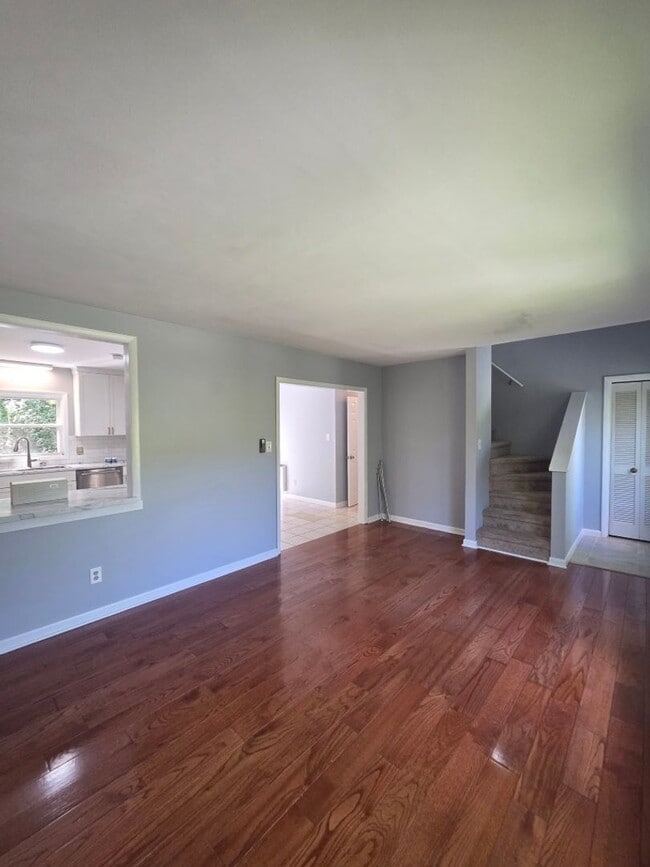 Building Photo - $2,300 - 4 Bedroom 2.5 Bathroom Unfurnished House in Forest Hills