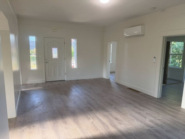 Building Photo - Charming Historic Home for Rent in Downtow...
