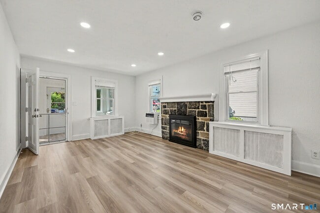 Building Photo - 15 Whitmore Ln