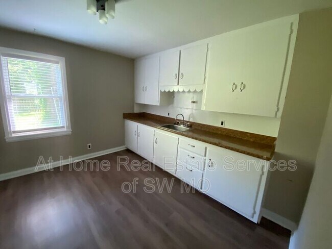 Building Photo - 520 N Warren Ave