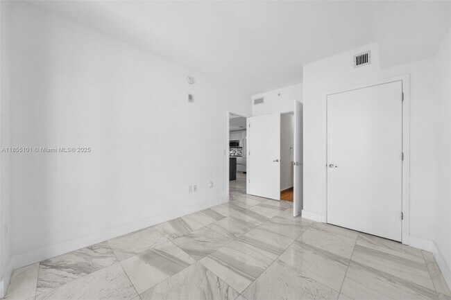 Building Photo - 1010 Brickell Ave