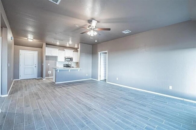 Building Photo - 1706 Highland Loop