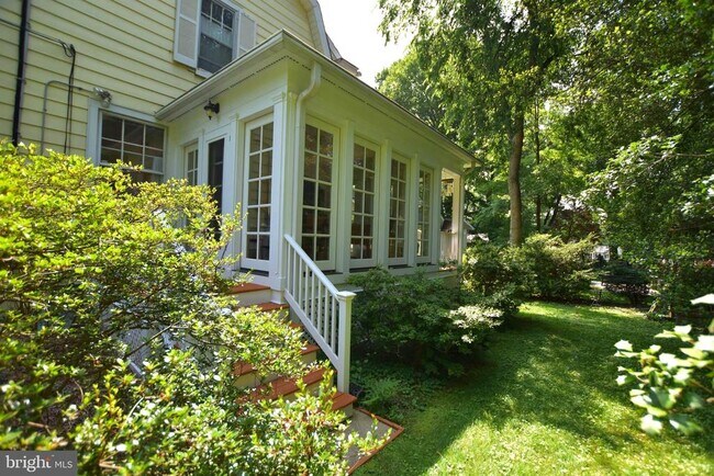 Building Photo - 1300 Noyes Dr